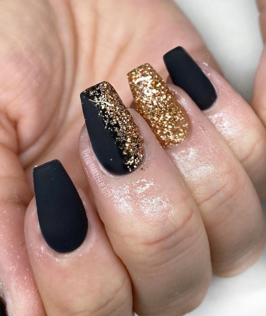 [UPDATED] 60+ Elegant Gold and Black Nails
