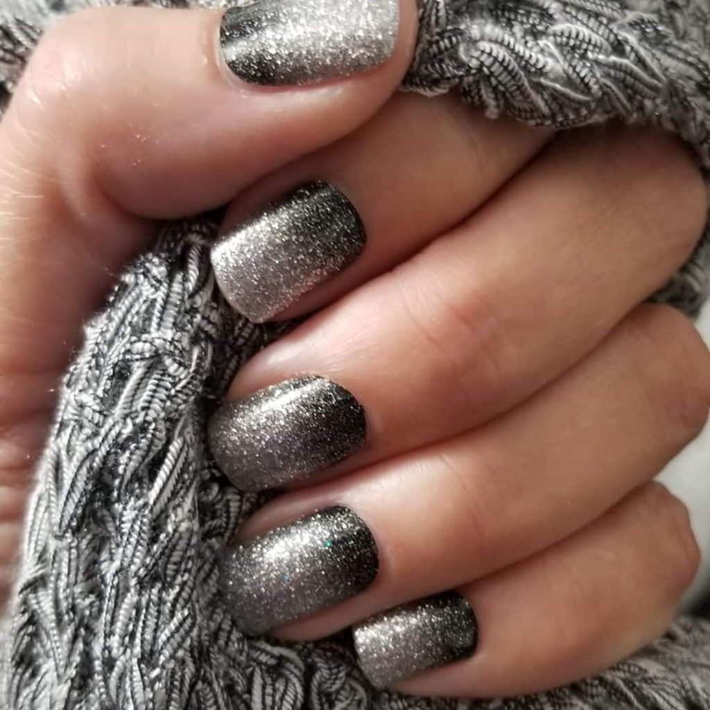 [UPDATED] 50 Elegant Black and Silver Nails