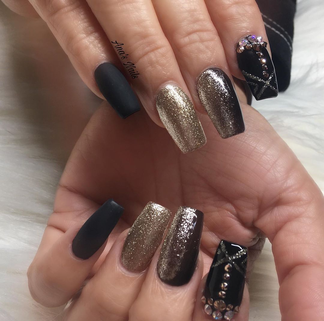 Updated] 60+ Elegant Gold And Black Nails