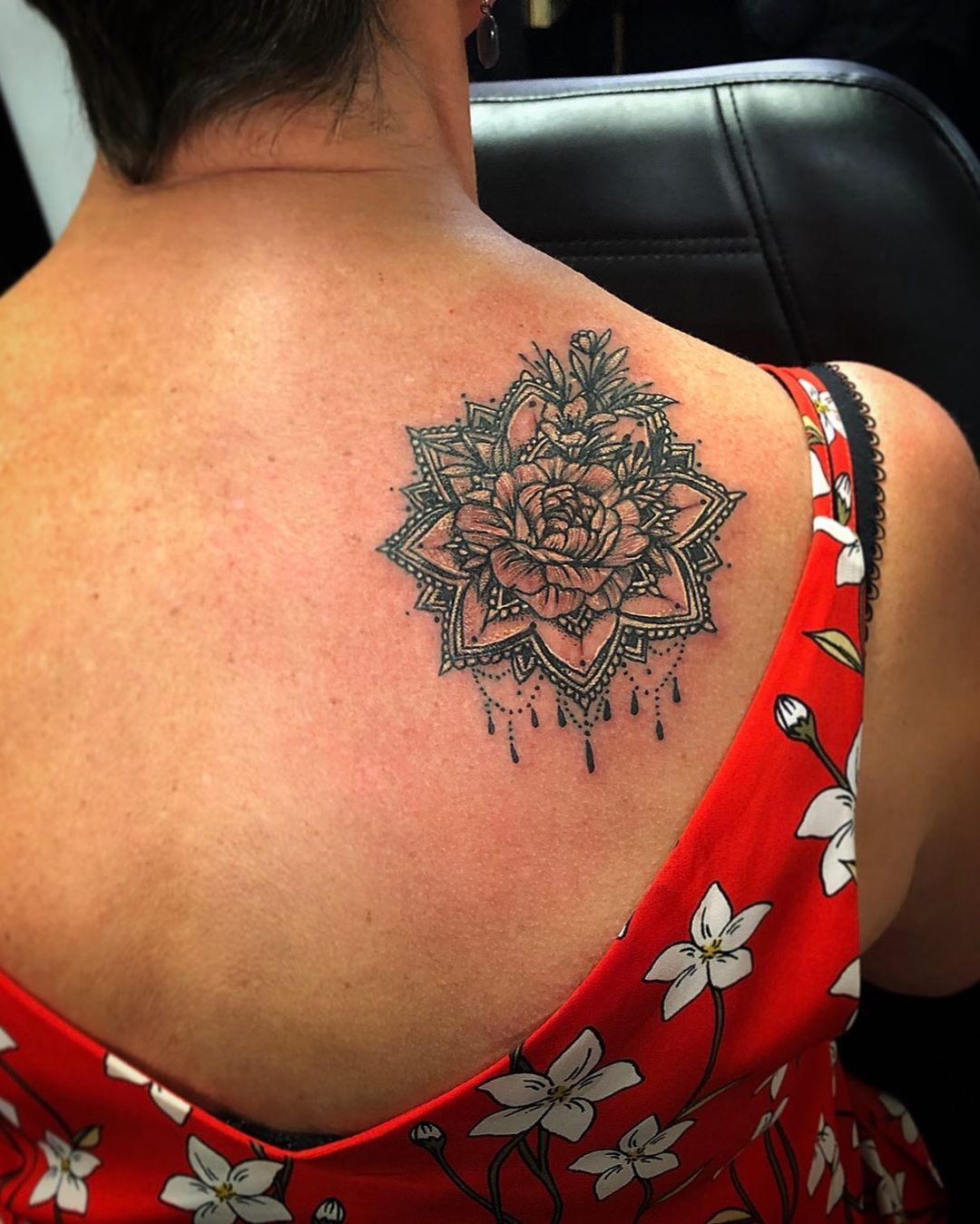 henna shoulder tattoo for women