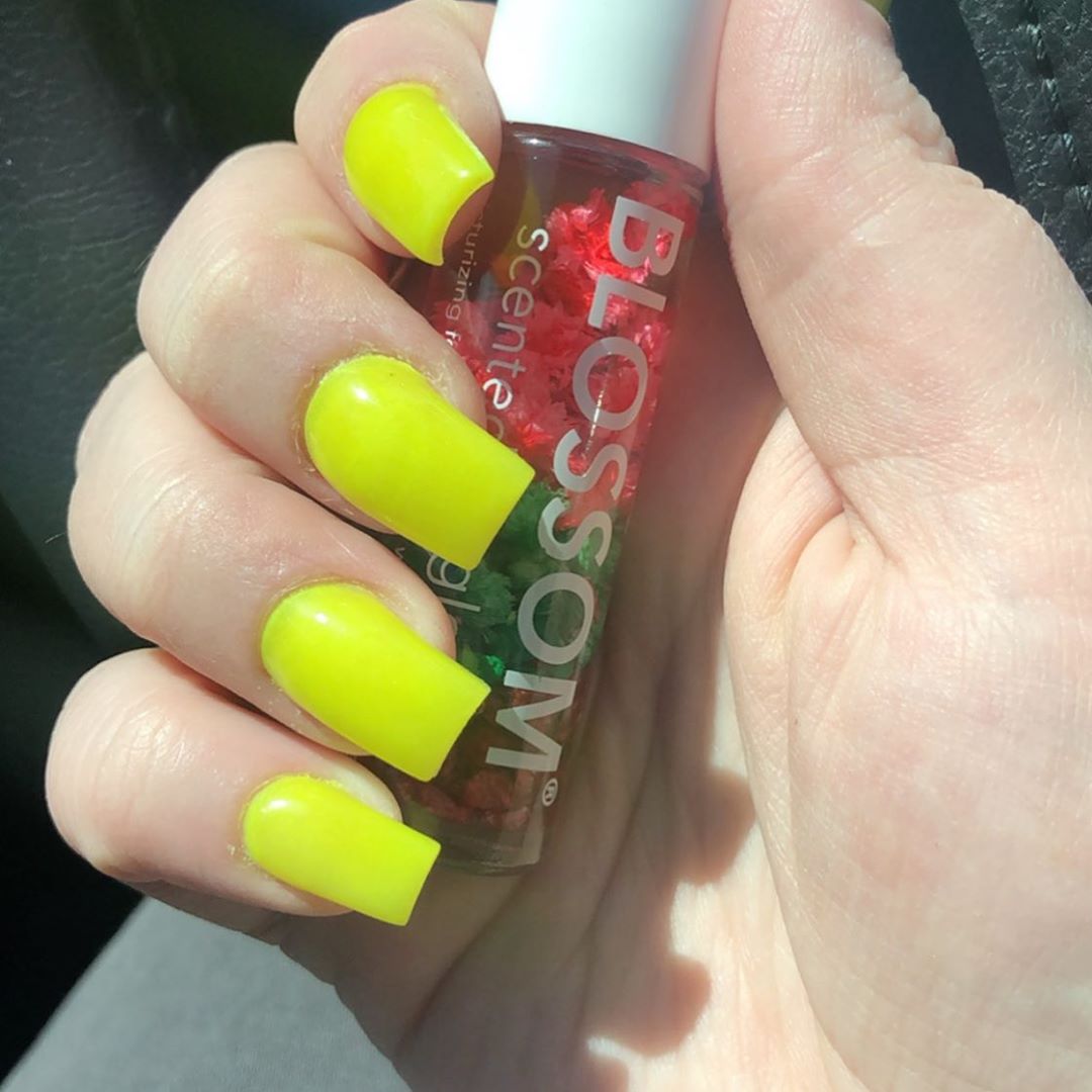 Neon Yellow Acrylic Nails 