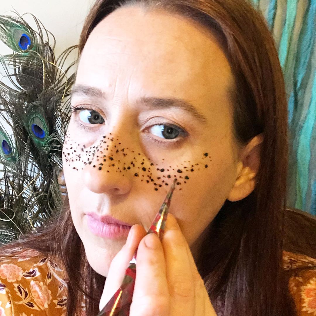 How to apply the Faux Freckles Look