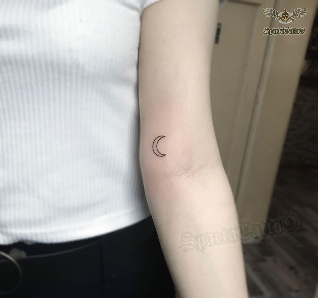 Details more than 71 small crescent moon tattoo latest - thtantai2