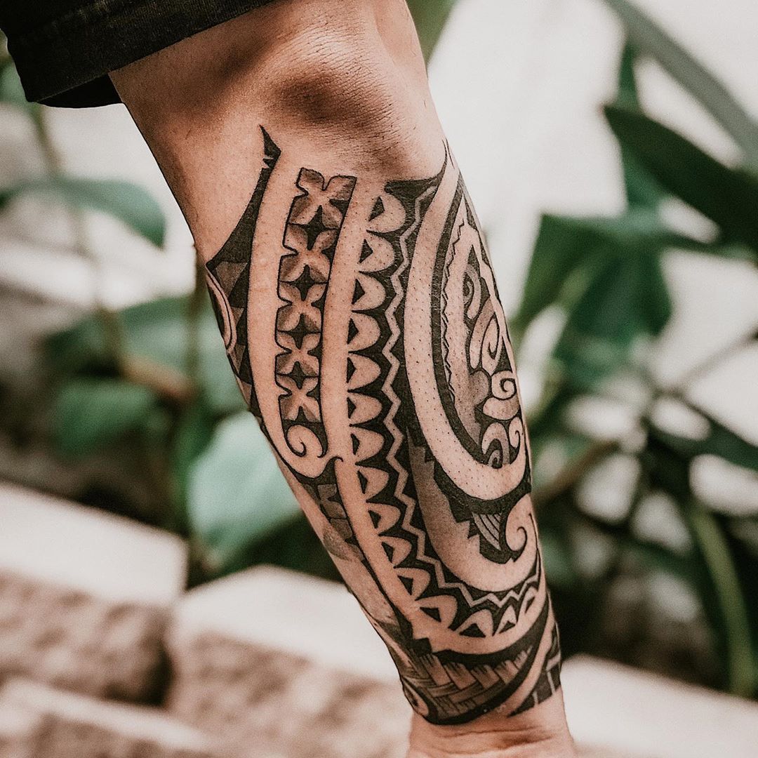 Classic Hawaiian tattoo waves