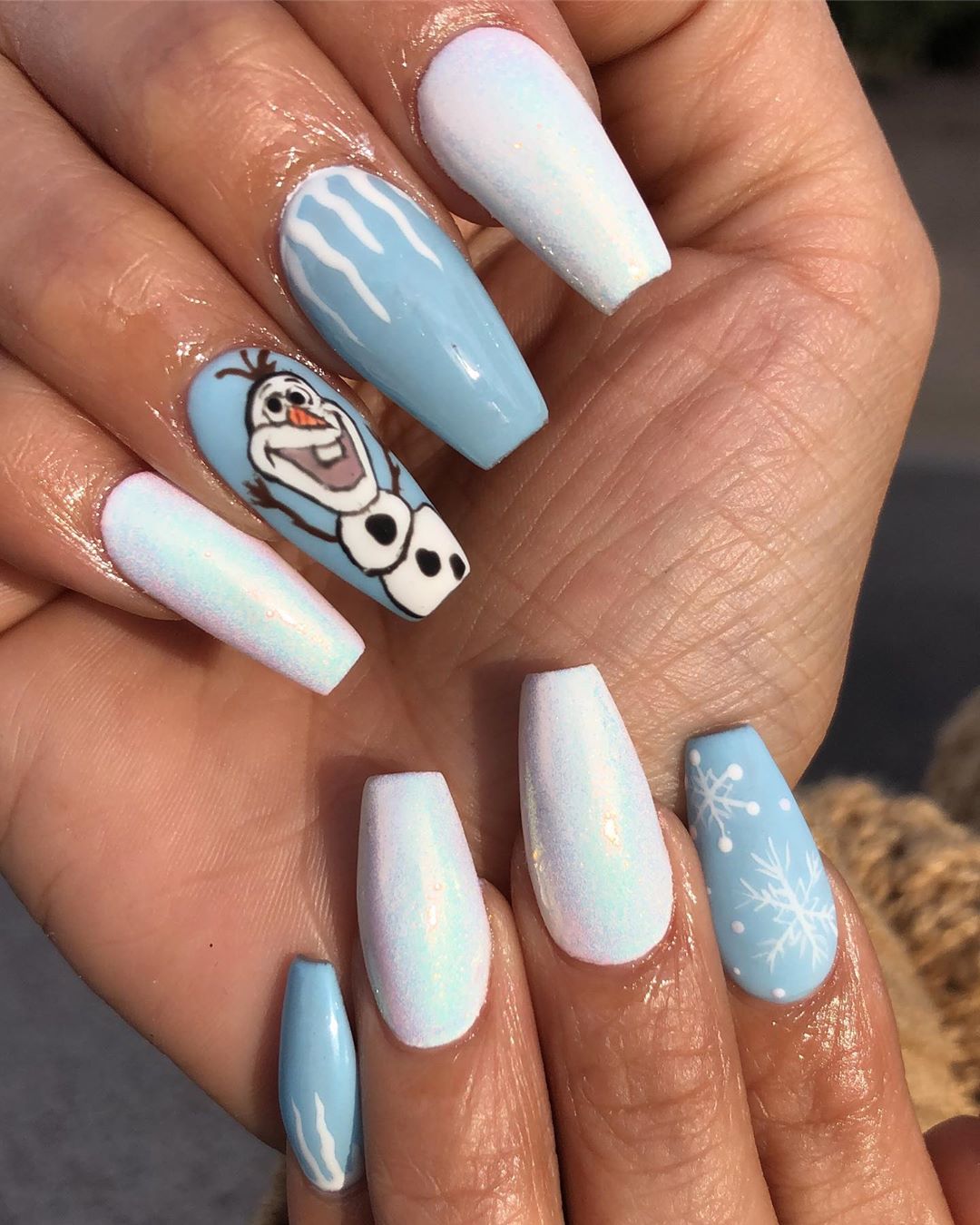 Olaf from Frozen on Christmas / wintery nails