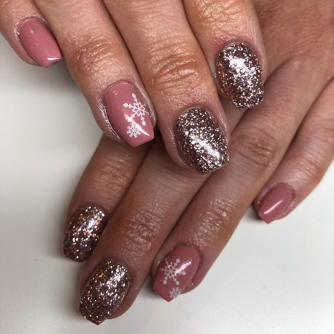 Woman with sparkly pink nails in Christmas theme